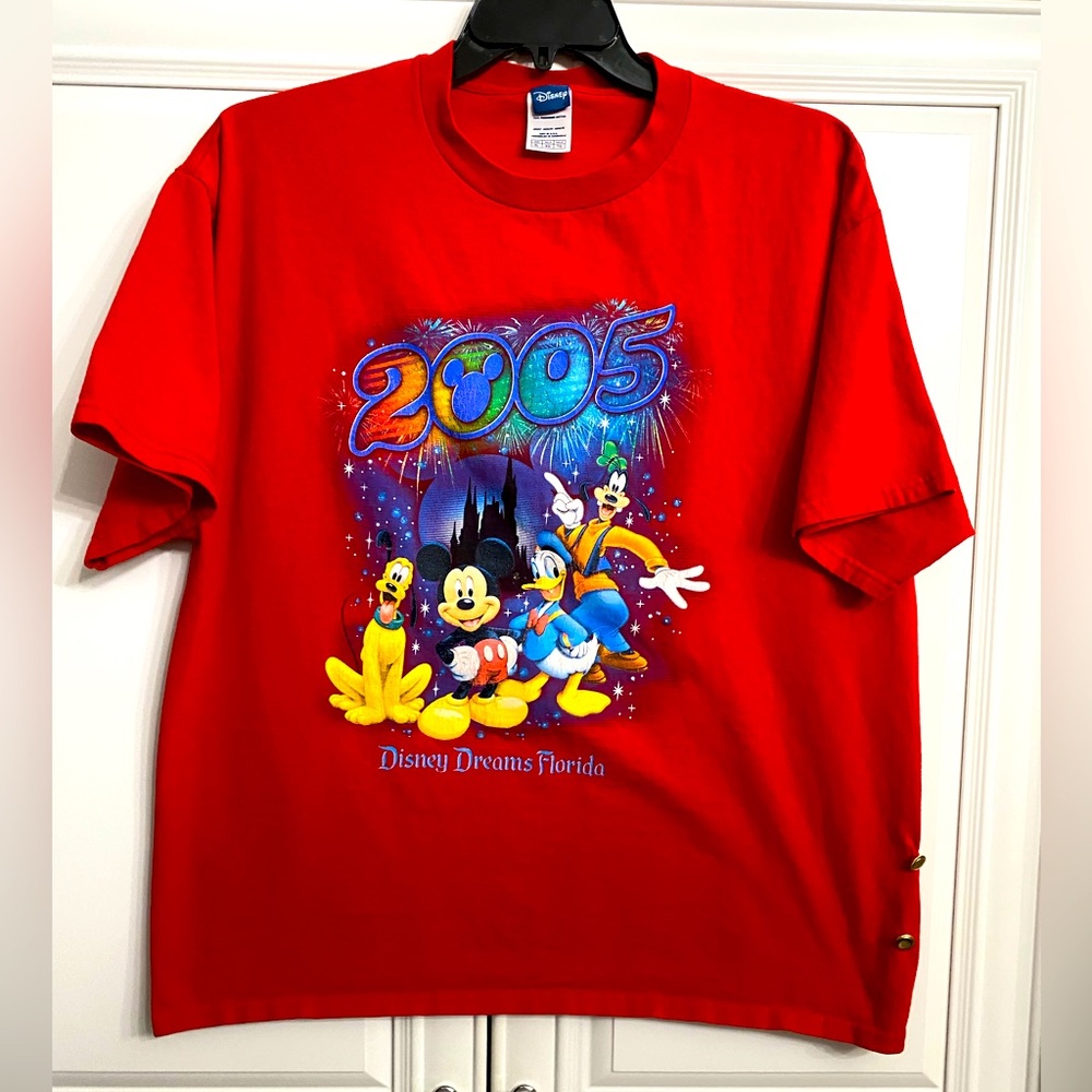 Disney Unisex Sz XL Red Short Sleeve T Shirt 2005 Disney Characters on Front VTG